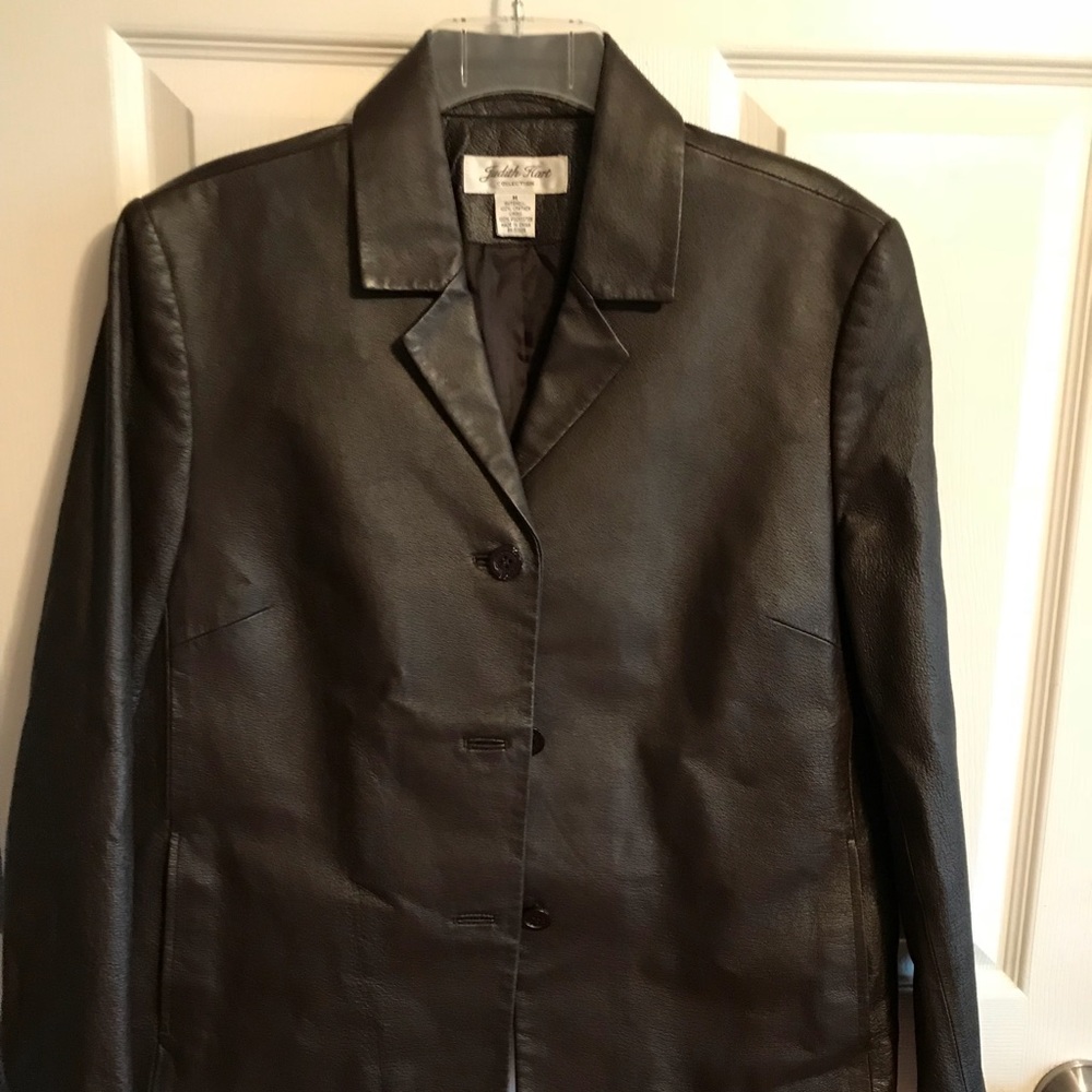 Women’s leather jacket. Size Medium.